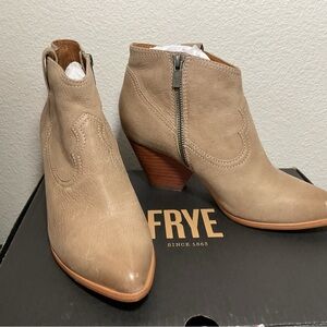 NWOT. Women's Frye Beautiful Ash Leather Reina Bootie 8.5M. Zipped.
